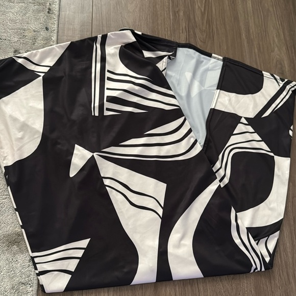 Boohoo Abstract Printed Maxi Skirt - Picture 2 of 3